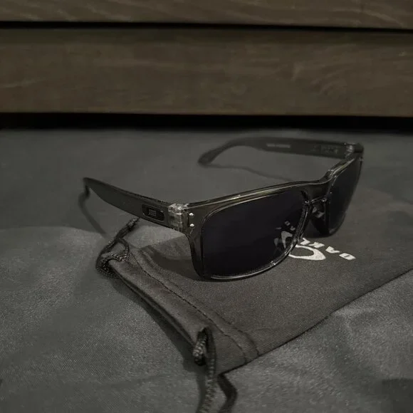 Oakley Holbrook Smoke Gray Polished Mens Sunglasses 9102 Black Lenses - Picture 3 of 8